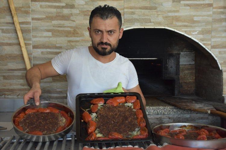<p>Bir saat içerisinde hazır hale getirilen yemek için kıyma, ince kıyılmış sarımsak, baharat ve küçük doğranan domatesle yoğruluyor.</p>
<p> </p>