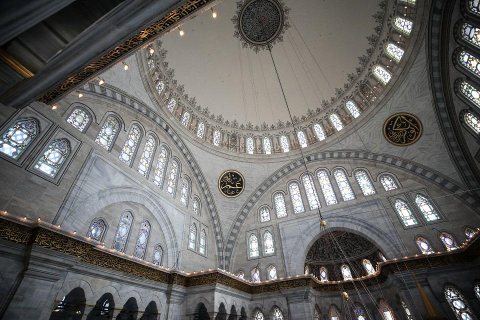 <p><strong>Taş külahlı, ikişer şerefeli 2 minareye sahip</strong></p>
<p>8 yapıdan oluşan külliyenin içinde yer alan Nuruosmaniye Camisi'nde alışılmış Osmanlı mimarisindeki Türk motifleri kullanılmazken, sivri kemer yerine yuvarlak bir form kullanılarak, yan duvar revakları dantel gibi şekillendirildi.</p>