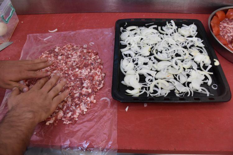 <p><strong>"Abuzer kebabı, Adıyaman'a özgü bir yemektir"</strong></p>
<p><em>Fırın ustası Emrah Cevizci de yaklaşık 15 yıldır fırın işlettiğini belirterek, şöyle konuştu:</em></p>
<p>"Abuzer kebabı, Adıyaman'a özgü bir yemektir. Yapılması kolay ve çok lezzetli olduğu için tercih edilen bir yemek çeşididir. Tepsi altına soğan, içerisine kıyma ve kenarlarına domates konularak yapılan bir yemektir. Genellikle öğlen saatlerinde tercih edilir. Adıyaman'da tepsi yemekleri çok fazla ama fırına en çok Abuzer kebabı getiriliyor."</p>