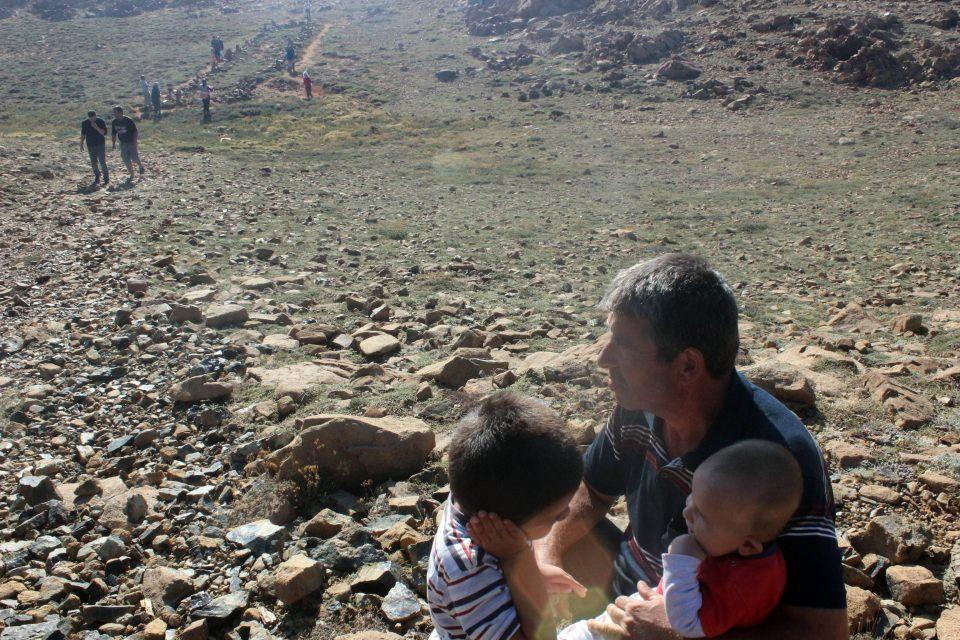 <p>Sabaha karşı Kartal Gölü'nden Eren Yaylasına 3 kilometre yürüyen bazı vatandaşlar da yolda da silah atmaya devam etti. </p>