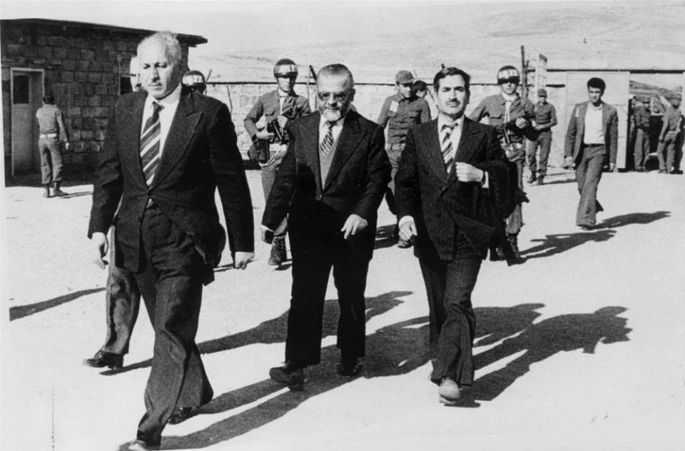 <p>Milliyetçi Selamet Partisi (MSP) Genel Başkanı Necmettin Erbakan (sol önde) Tahir Büyükkorukçu (sakallı) ve Şener Battal (sağda) tutuklandı.</p>