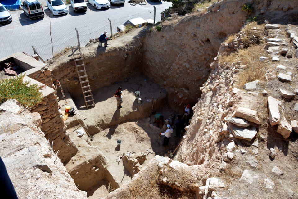 <p>Kalehöyük Kazı Başkanı Adıbelli, AA muhabirine, 2009 yılında sondaj olarak başlanan kazılara bir süre ara verildiğini, 2012 yılından itibaren yeniden çalışmalara başlandığını söyledi. </p>
