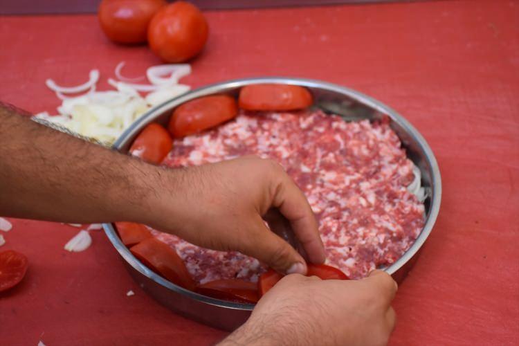 <p>Kebap ustası Kadir Cengiz ise 8 yıldır kasaplık ve yemek ustalığı yaptığını ifade ederek, "Abuzer kebabı, Adıyaman'ın vazgeçilmez tatları arasında yer alıyor. Özellikle kahvaltı ve öğle yemeklerinin vazgeçilmezidir. Soğanlar, ince ince doğranıp tepsi içerisine yerleştirilir. Tepsi içerisindeki boş alana iri kıymayı yerleştiririz. Tepsi etrafına da domatesler konulur. Daha sonra fırına pişirilmesi için verilir." dedi.</p>
<p> </p>