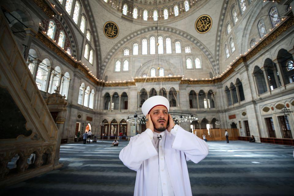 <p><strong>Medrese, klasik Osmanlı mimarisini yansıtıyor</strong></p>
<p>Nuruosmaniye Camisi'nin doğu tarafında yan cepheleri pencereli, Hünkar Kasrı'na çıkışı sağlayan büyük bir rampa bulunuyor. Yuvarlak kemerli kapıdan sonra başlayan rampalı üst yol, sola dönüp camiye bağlanarak hünkar mahfiline ulaşıyor. </p>