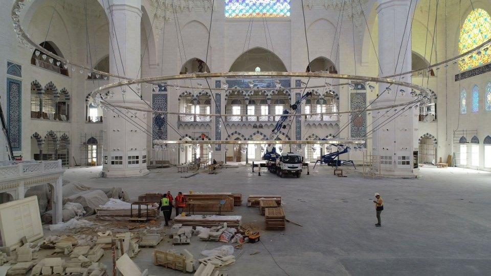 <p>Cumhurbaşkanı Recep Tayyip Erdoğan'ın, Başbakanlığı döneminde 6 Ağustos 2013'te temelleri atılan Çamlıca Camii'nde sona gelindi. Yüzde 98'i tamamlanan cami, önümüzdeki günlerde deseni özel olarak tasarlanan halılar döşenerek bitirilecek. </p>

<p> </p>
