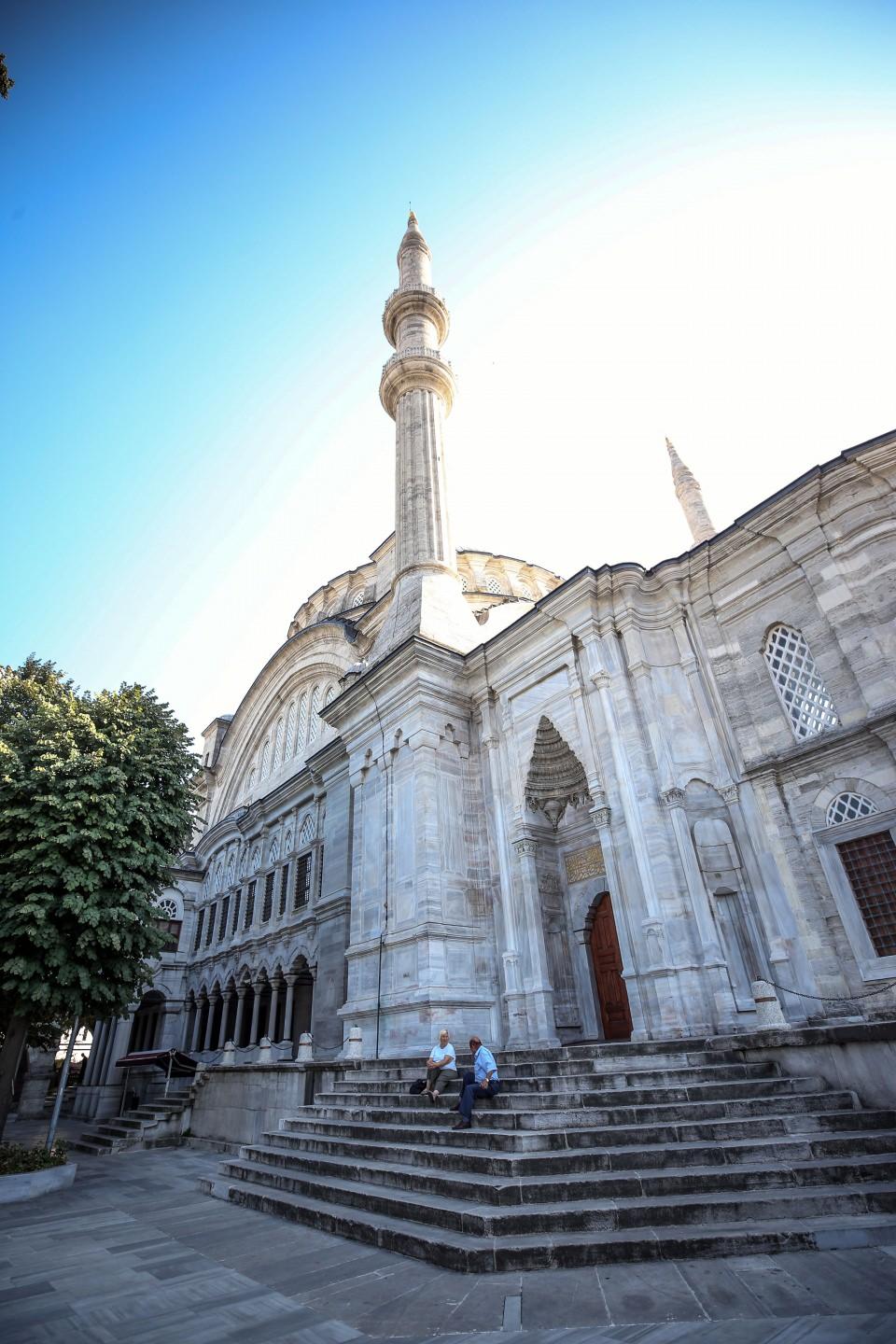 <p>"Osmanlı'nın nuru" olarak adlandırılan Nuruosmaniye Külliyesi, klasik Osmanlı formu ile Batı'nın Barok mimari ve süsleme detaylarının en iyi şekilde sentezlendiği ilk mimari yapı olarak 263 yıldır ihtişamını koruyor. </p>
