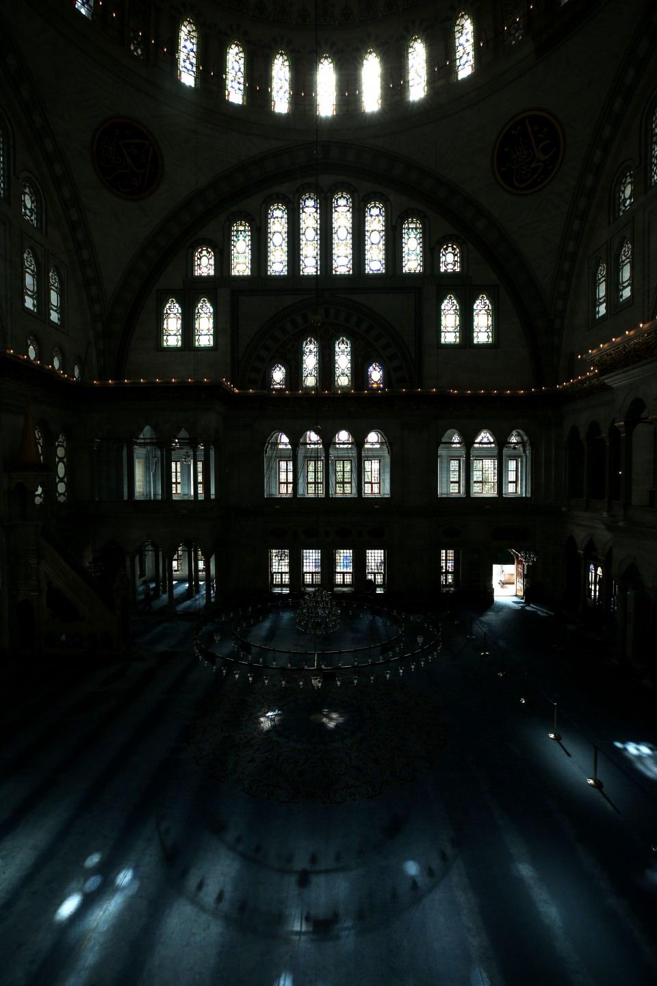 <p>Sultan 1. Mahmud tarafından yapımına başlanan külliyenin 3. Osman zamanında tamamlanarak Nuruosmaniye adını aldığını ifade eden Neftçi, isminin hem Osmanlı Devleti'ne öykündüğünü hem de banisinin adını aldığını söyledi. </p>

<p> </p>
