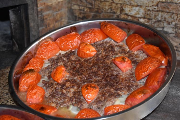 <p>Güneydoğu'nun zengin yemek kültürüyle öne çıkan kentlerinden Adıyaman'ın yöresel tatlarından "Abuzer kebabı" yıllardır sofraları süslüyor.</p>

<p> </p>
