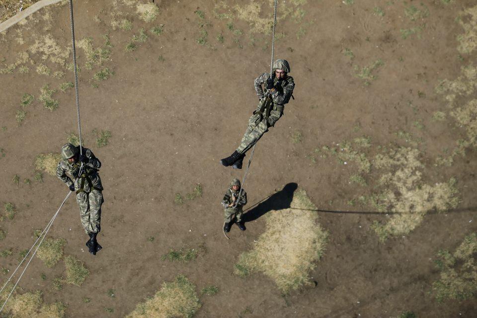 <p>Komandolar kuleden "kaplan", "örümcek" ve "helikopter" adı verilen yöntemlerle iniş yapıyor. </p>