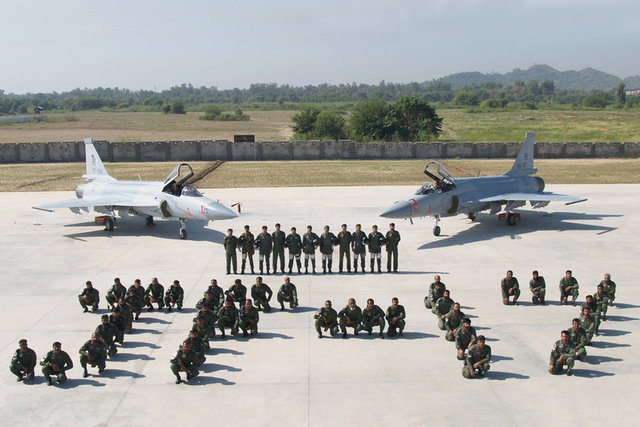 <p>PAKİSTAN - 410 SAVAŞ UÇAĞI</p>

<p>136 X F-7 </p>

<p>45 X F-16A/C </p>

<p>70 X JF-17 </p>

<p>69 X Mirage IIIEP/OF/RP </p>

<p>90 X Mirage 5EF/F/PA </p>

<p>SİPARİŞİ VERİLENLER: 78 X JF-17</p>
