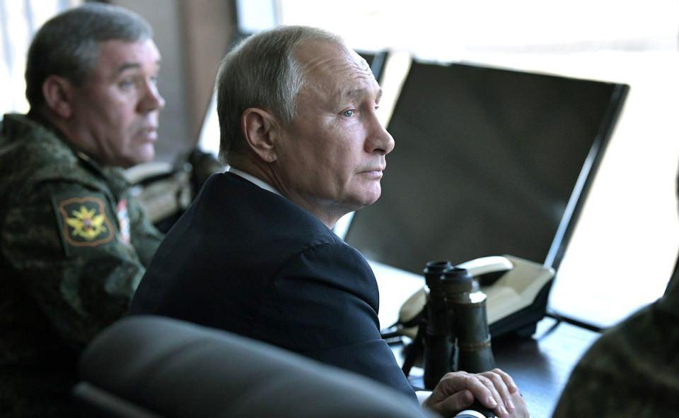 <p>Rusya Devlet Başkanı Vladimir Putin, tatbikatın yapıldığı bölgeye giderek Rus ordusunun manevralarını yerinde takip etti.</p>
