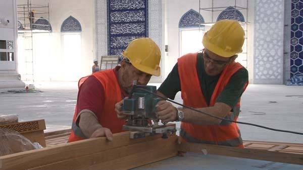 <p>Öte yandan caminin ısıtma ve soğutma sistemine destek olması amacıyla ana kubbede bulunan kolonlar çevresine dev klimalar takıldı. </p>