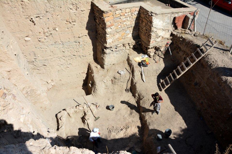 <p>Şehirden yüksekliği 17 metre olan höyüğün çok katmanlı olduğunu ve her katmanda ayrı medeniyetlerin ortaya çıkarıldığını ifade eden Adıbelli, her gelen medeniyetin bir öncekini tahrip ettiğini gördüklerini, yaklaşık 5 bin yıllık geçmişi titizlikle araştırdıklarını vurguladı. </p>
