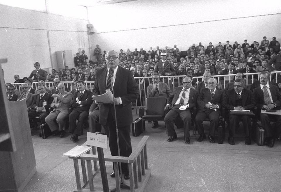 <p>Laikliği aykırı davranmak suçundan haklarında 2 – 36 yıl arasında hapis cezası istenen Milliyetçi Selamet Partisi (MSP) Genel Başkanı Necmettin Erbakan (ayakta) ile 33 arkadaşının yargılanmasına Ankara Sıkıyönetim Komutanlığı 1 Nolu Askeri Mahkemesi’nde başlandı. Şevket Kazan (sağda), Recai Kutan (sağ 2), Fehmi Cumalıoğlu (sağ 3), Süleyman Arif Emre (sağ 4) ve İsmail Müftüoğlu (sol 5)</p>