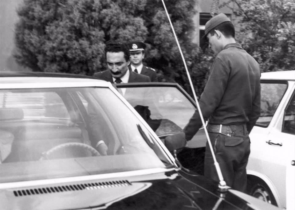 <p>12 Eylül askeri darbesiyle milletvekilliği sona eren ve gözaltına alınan CHP Genel Başkanı Bülent Ecevit (sivil) kaldığı Çanakkale Gelibolu Hamzaköy’deki Türk Silahlı Kuvvetleri misafirhanesinden alınarak Etimesgut Askeri Havaalanı’na getirildi.</p>
<p> </p>