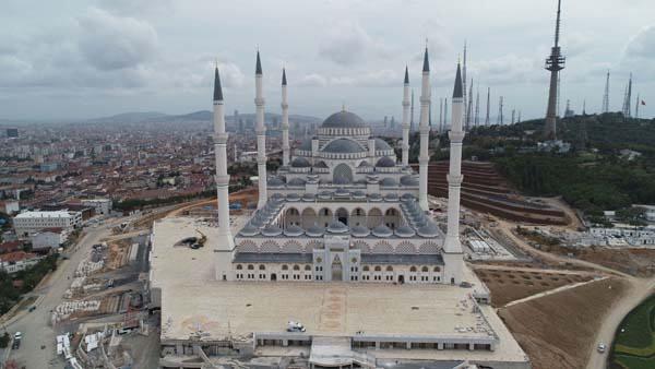 <p>Cami için tasarlanan tamamı el işçiliği eserler yerlerine yerleştirildi. Çok kısa bir zaman sonra deseni özel olarak tamamlanan camii halısını sermeye başlayacağız. Ardından cami açılışa hazır hale gelecek." dedi.</p>

