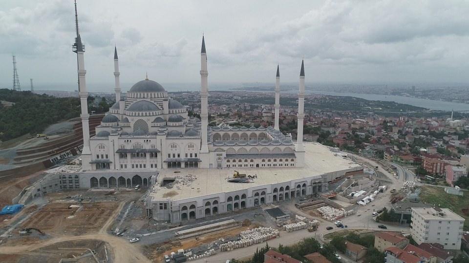 <p>Yapımına başlandığından bu yana yaklaşık 61 aydır inşaatı devam edilen Çamlıca Camii inşaatında artık sona geliniyor. Çalışmaların büyük bir hızla sürdüğü camide büyük bölümü el işçiliği olan süslemeler tamamlandı. Caminin ana kubbesinin altında namaz kılınacak olan alan halka şeklinde dev avizelerde yerlerine yerleştirildi.</p>

<p> </p>
