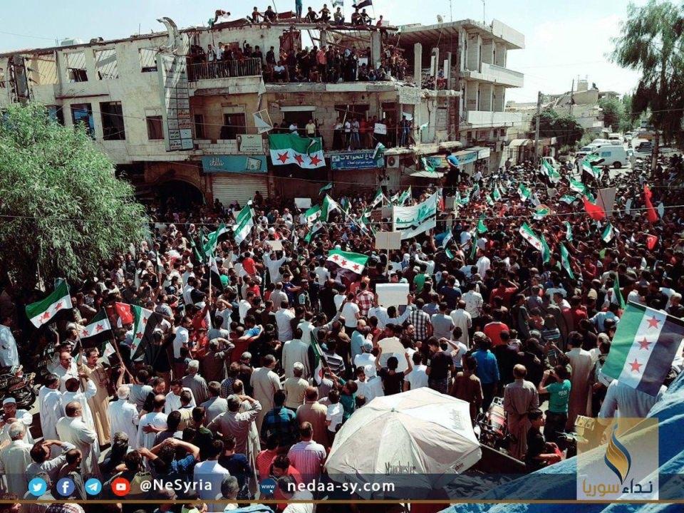 <p>Muhaliflerin elinde kalan son kent İdlib'te gergin bekleyiş devam ediyor. Rusya ve Esed'in saldırılarına karşı çıkan halk cuma sonrası sokaklara döküldü. İdlib halkının gösterilerde Türk bayrakları taşıdıkları dikkatlerden kaçmadı. </p>
