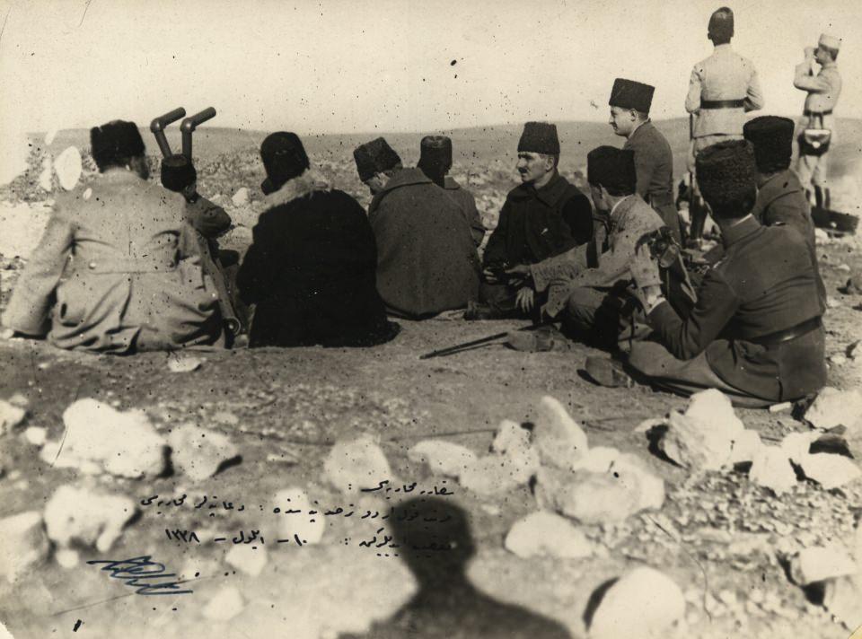 <p>Genelkurmay Başkanlığı tarafından Türk ordusunun çelikten bir kale halinde düşmanın karşısına çıktığı ve yoğun çatışmaların yaşandığı Sakarya Meydan Muharebesi'ne ilişkin, arşivlerindeki az bilinen fotoğraflar Anadolu Ajansı ile paylaşıldı. Albümde Mustafa Kemal Atatürk'ün Mürettep Kolordu Gözetleme yerinde Dua Tepe Muharebelerini takip ederken çekilen fotoğrafı da yer aldı.</p>

<p> </p>
