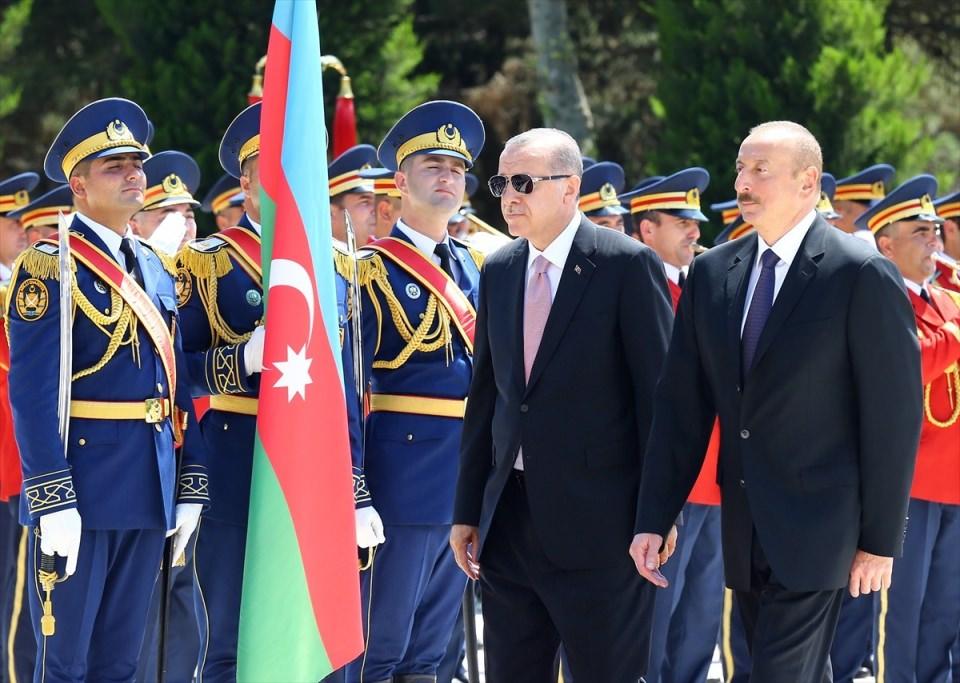 <p>Türkiye Cumhurbaşkanı Recep Tayyip Erdoğan, resmi temaslarda bulunmak üzere geldiği Azerbaycan'ın başkenti Bakü'de, Azerbaycan Cumhurbaşkanı İlham Aliyev tarafından Zagulba Sarayı'nda resmi törenle karşılandı.</p>

<p> </p>
