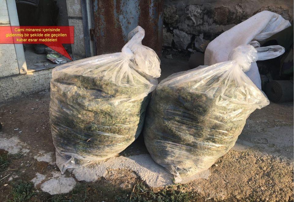 <p>Diyarbakır'ın beş ilçesinde terör örgütü PKK'ya yönelik operasyonda 7 ton 271 kilogram esrar, 669 bin 478 kök Hint keneviri ele geçirildi.</p>

<p> </p>
