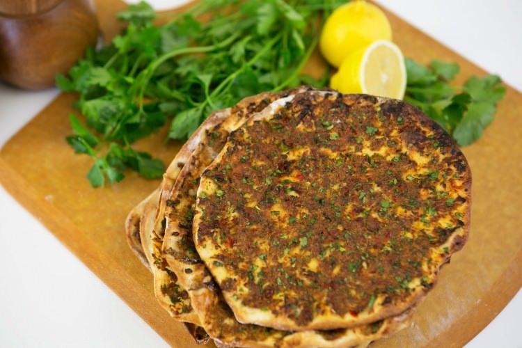 <p><span style="color:#800080"><strong>LAHMACUN</strong></span></p>

<p>Sadece 1 lahmacunun kalori miktarı yaklaşık 160 dır. Kalori yakımı için ise yarım saat basketbol oynamalısınız.</p>
