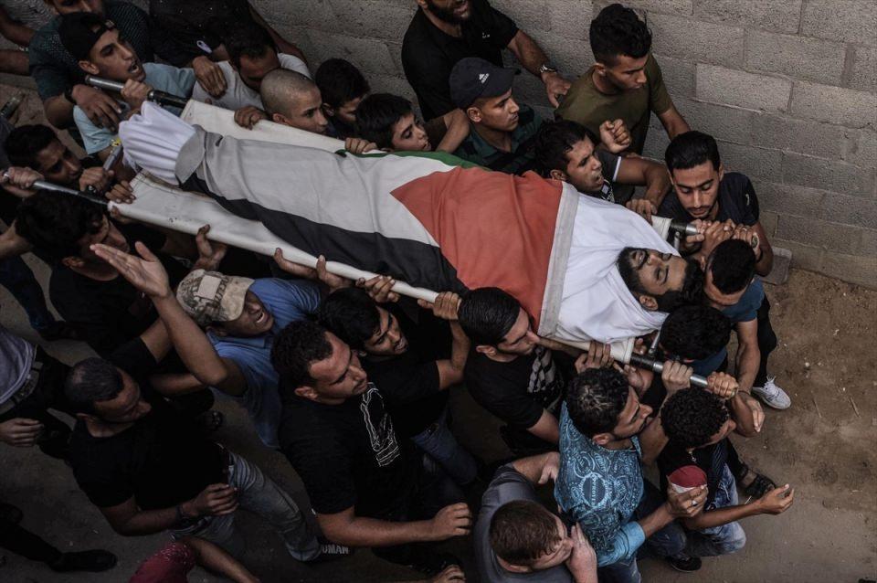 <p>Cibaliya beldesinin doğusunda İsrail askerlerinin açtığı ateş sonucu kafasından vurulan 12 yaşındaki Filistinli Şadi Abduladil'in cenaze namazı beldedeki İzzeddin el-Kassam Camisi'nde kılındı.</p>
