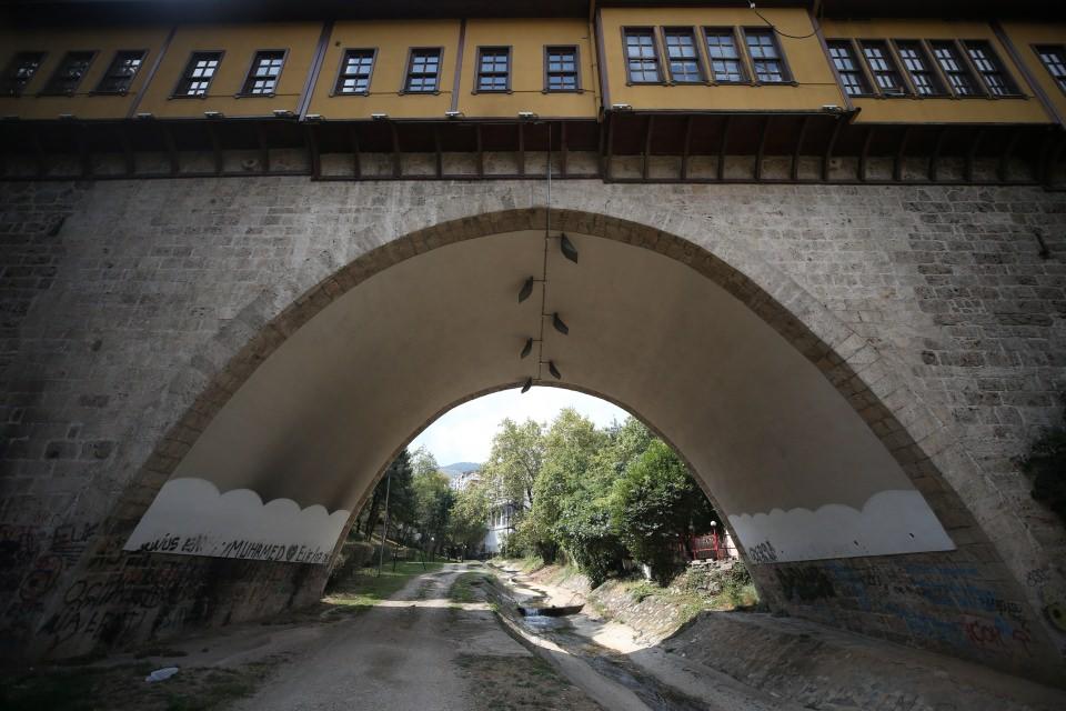 <p>Bursa Araştırmaları Vakfı Yönetim Kurulu Üyesi Raif Kaplanoğlu, köprünün tarihiyle ilgili farklı hikayeler olduğunu söyledi. </p>
