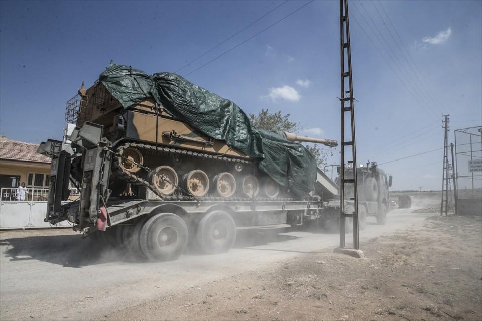 <p>Öte yandan, Reyhanlı ilçesinde Suriye sınırındaki mahallelerde bulunan çocuklar da ellerindeki Türk bayraklarıyla geçen askeri araçlardaki personele sevgi gösterisinde bulundu. Çocuklar, ''En büyük asker bizim asker'' sloganları attı.</p>
<p> </p>