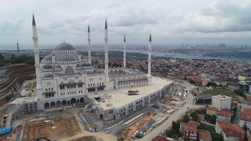 <p>İç içe geçmiş halkalar şeklinde olan dev avizenin en geniş bölümü 32 metre çapında, diğer halkalar ise 24 ve 16 metre çapında. </p>
<p> </p>