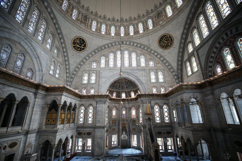 <p>Ana mekanı dört büyük kemerin taşıdığı 25 metre 50 santim çapındaki tek kubbeyle örtülen Nuruosmaniye Camisi'nin, U biçimindeki son cemaat yeri, beş kubbeli. Ana kubbenin eteğinde bulunan 174 pencere ile aydınlatıldığı için "Nuruosmaniye" adı verilen caminin kubbesinde de "Allah göklerin ve yerin nurudur" ayeti yazıyor. "S" ve "C" biçiminde münhani (eğrisel) kemerlerin kullanıldığı caminin duvarlarını çevreleyen içbükey kornişlerde de (kuşak yazısı) Fetih Suresi bulunuyor. Kuşak yazısının arkasında, caminin içini dolaşan yürüme yolu da bulunuyor.</p>
<p> </p>