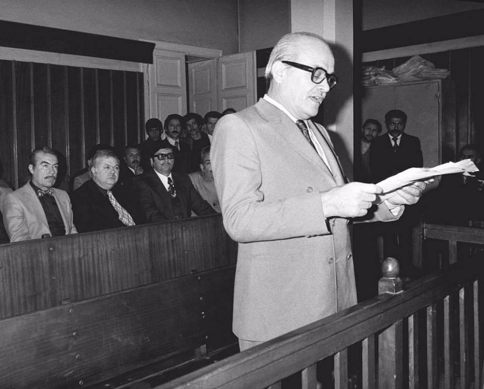 <p>Adalet Partisi (AP) eski Bursa Milletvekili Kasım Önadım’ın (önde) 4. Asliye Ceza Mahkemesi’nde hükümetin manevi şahsına alenen tahkir ve tezyif iddiasıyla davasına başlandı. Duruşmayı AP eski milletvekilleri Gültekin Kızılışık (solda) ve Barlas Kuntay (sol 2) da izledi.</p>