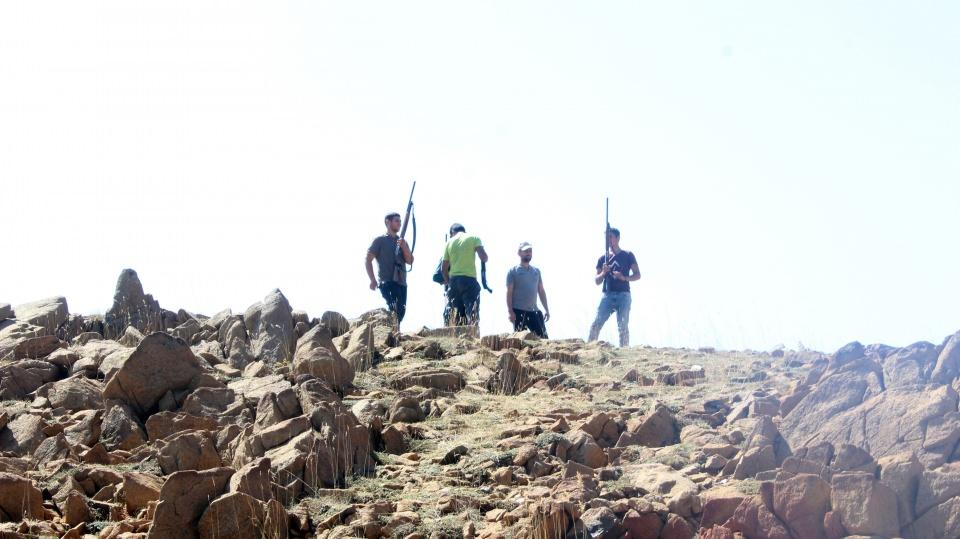 <p>Denizli'nin Beyağaç İlçesi Kartal Gölü ve Eren yeri arasında yapılan geleneksel Eren Günü etkinliklerinde, mezar ziyaretinde dua eden vatandaşlar silah sesleri arasında ziyaretlerini gerçekleştirdi. </p>
