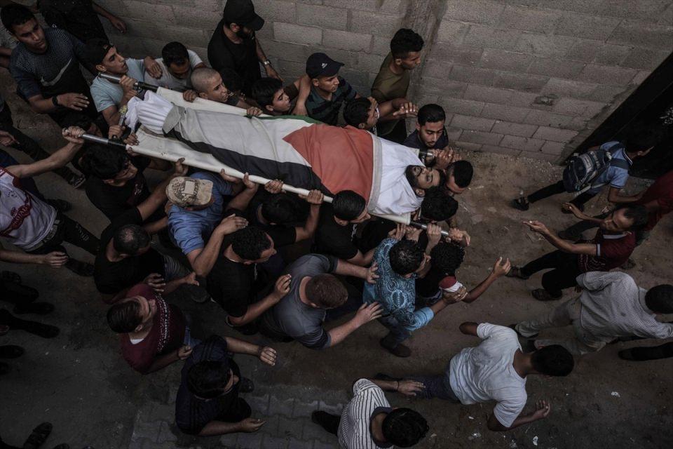 <p>İsrail askerlerinin Gazze Şeridi sınırında düzenlenen barışçıl “Büyük Dönüş Yürüyüşü“ gösterilerinde açtığı ateş sonucu şehit düşen biri çocuk 3 Filistinlinin naaşı gözyaşları içinde uğurlandı. Gazze’nin üç bölgesinde yüzlerce kişinin katılımıyla 3 şehidin cenaze törenleri yapıldı.</p>

<p> </p>
