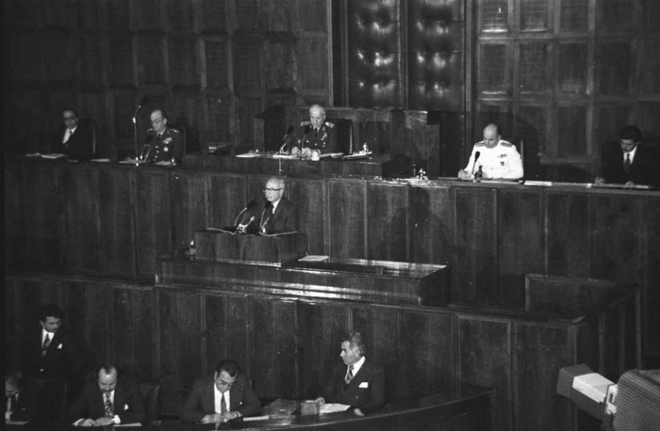 <p>Başbakan Bülend Ulusu eski Cumhuriyet Senatosu genel kurul salonunda hükümet programını okudu. Toplantıyı Devlet Başkanı, MGK ve Genelkurmay Başkanı Orgeneral Kenan Evren (üstte ortada) yönetti. MGK Genel Sekreteri Orgeneral Haydar Saltık (sol 2) Meclis Kanunlar Müdürü Orhan Dülgerler</p>
<p> </p>