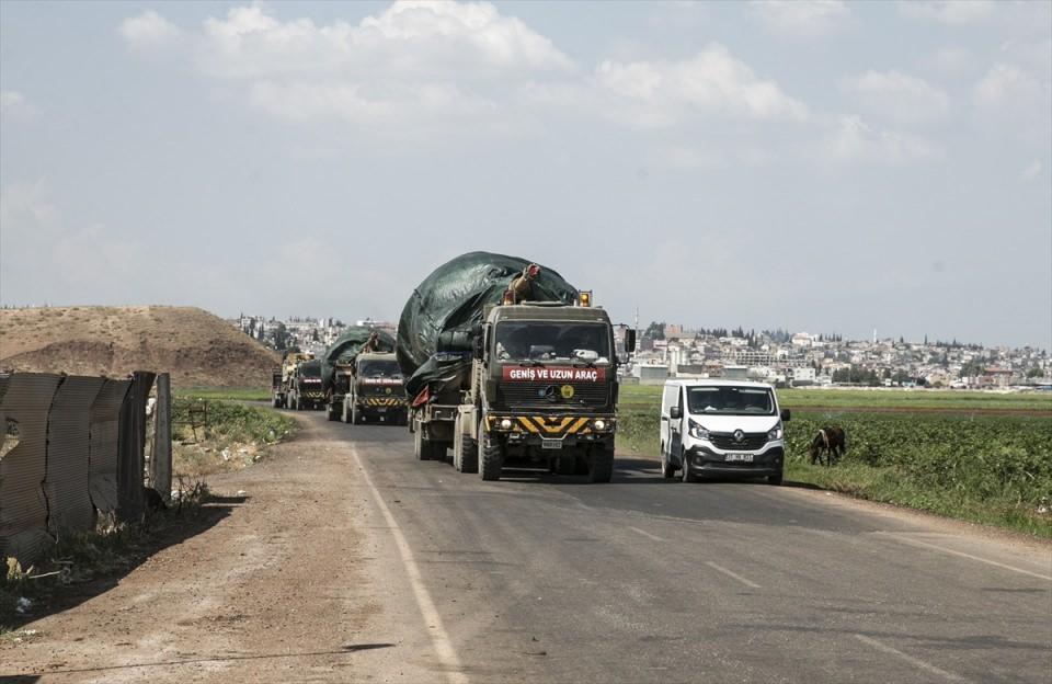 <p>Obüs, tank ve zırhlı personel taşıyıcıları taşıyan askeri araçlar Reyhanlı ilçesinde sınır hattına sevk edildi.</p>