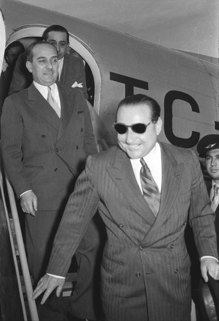 <p>Türkiye demokrasisi, 17 Eylül 1961'de tarihinin en kara günlerinden birini yaşadı. 1950 seçimlerinde yüzde 52,7 oyla iktidara gelen ve 10 yıl süreyle başbakanlık yapan Adnan Menderes idam edildi . Başbakan Adnan Menderes (önde) yurt gezisi dönüşü görülüyor. </p>
<p> </p>