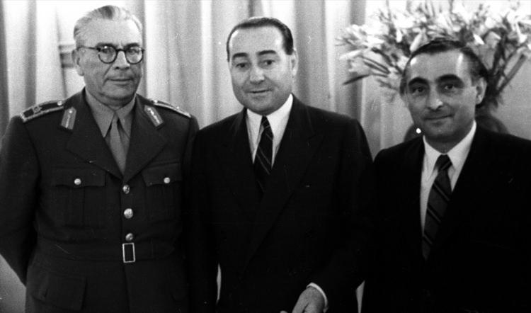 <p>Türkiye demokrasisi, 17 Eylül 1961'de tarihinin en kara günlerinden birini yaşadı. 1950 seçimlerinde yüzde 52,7 oyla iktidara gelen ve 10 yıl süreyle başbakanlık yapan Adnan Menderes idam edildi. 15 Mayıs 1951'de Başbakan Adnan Menderes (ortada), Genelkurmay Başkanı Org. Nuri Yamut (solda), Devlet Bakanı ve Başbakan Yardımcısı Samet Ağaoğlu (sağda), bir arada. </p>
<p> </p>
