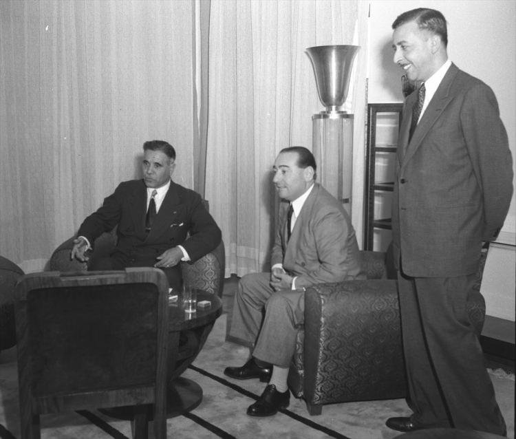 <p>Türkiye demokrasisi, 17 Eylül 1961'de tarihinin en kara günlerinden birini yaşadı. 1950 seçimlerinde yüzde 52,7 oyla iktidara gelen ve 10 yıl süreyle başbakanlık yapan Adnan Menderes idam edildi. 1 Şubat 1951'de Başbakan Adnan Menderes (sol 2), Yunanistan gezisinde. </p>
<p> </p>