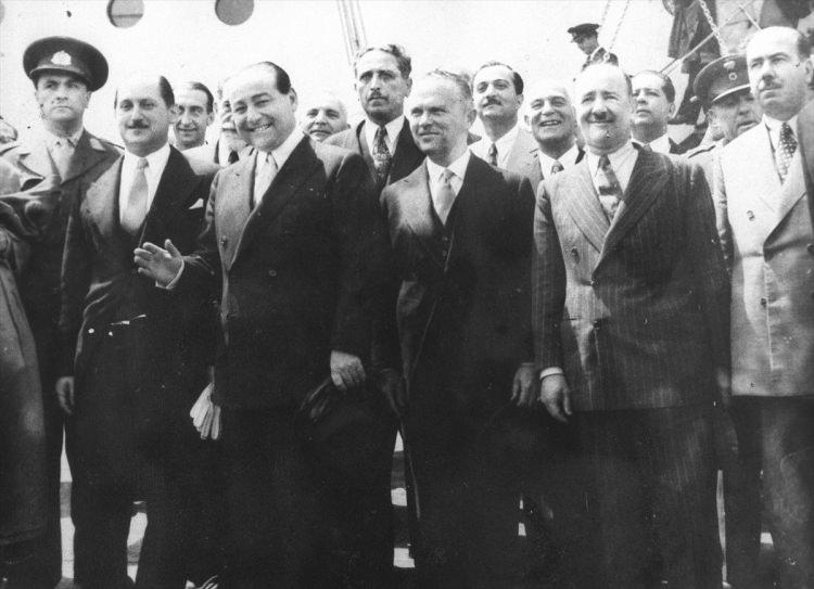 <p>Türkiye demokrasisi, 17 Eylül 1961'de tarihinin en kara günlerinden birini yaşadı. 1950 seçimlerinde yüzde 52,7 oyla iktidara gelen ve 10 yıl süreyle başbakanlık yapan Adnan Menderes idam edildi. 1 Şubat 1951'de Başbakan Adnan Menderes (sol 3) Yunanistan gezisinde. </p>
<p> </p>