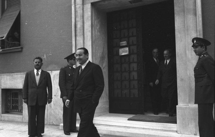 <p>Türkiye demokrasisi, 17 Eylül 1961'de tarihinin en kara günlerinden birini yaşadı. 1950 seçimlerinde yüzde 52,7 oyla iktidara gelen ve 10 yıl süreyle başbakanlık yapan Adnan Menderes idam edildi. 1 Şubat 1951'de Başbakan Adnan Menderes (sağda), Yunanistan gezisinde. </p>
<p> </p>