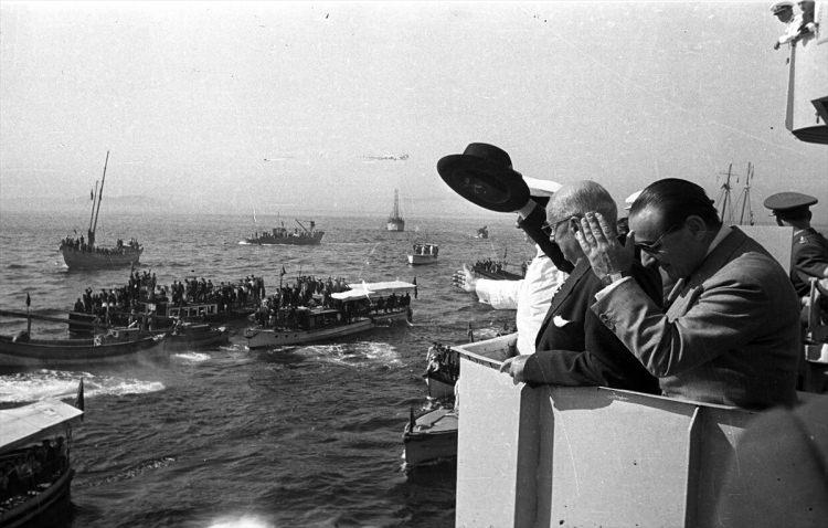 <p>Türkiye demokrasisi, 17 Eylül 1961'de tarihinin en kara günlerinden birini yaşadı. 1950 seçimlerinde yüzde 52,7 oyla iktidara gelen ve 10 yıl süreyle başbakanlık yapan Adnan Menderes idam edildi. 15 Temmuz 1950'de Cumhurbaşkanı Celal Bayar (sağ 2) ve Başbakan Adnan Menderes (sağda), Gaziantep Muhribi ile İzmir'den İstanbul'a geldi. </p>

<p> </p>
