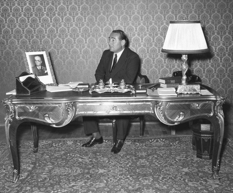 <p>Türkiye demokrasisi, 17 Eylül 1961'de tarihinin en kara günlerinden birini yaşadı. 1950 seçimlerinde yüzde 52,7 oyla iktidara gelen ve 10 yıl süreyle başbakanlık yapan Adnan Menderes idam edildi. 22 Mayıs 1950'de Başbakan Adnan Menderes makamında. </p>
<p> </p>
