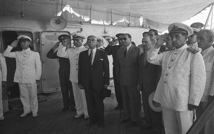 <p>Türkiye demokrasisi, 17 Eylül 1961'de tarihinin en kara günlerinden birini yaşadı. 1950 seçimlerinde yüzde 52,7 oyla iktidara gelen ve 10 yıl süreyle başbakanlık yapan Adnan Menderes idam edildi. 15 Temmuz 1950'de Cumhurbaşkanı Celal Bayar (sol 4), Başbakan Adnan Menderes (sağ 3), Dışişleri Bakanı Fuat Köprülü (sağ 2), Gaziantep Muhribi ile İzmir'den İstanbul'a geldi. </p>
<p> </p>