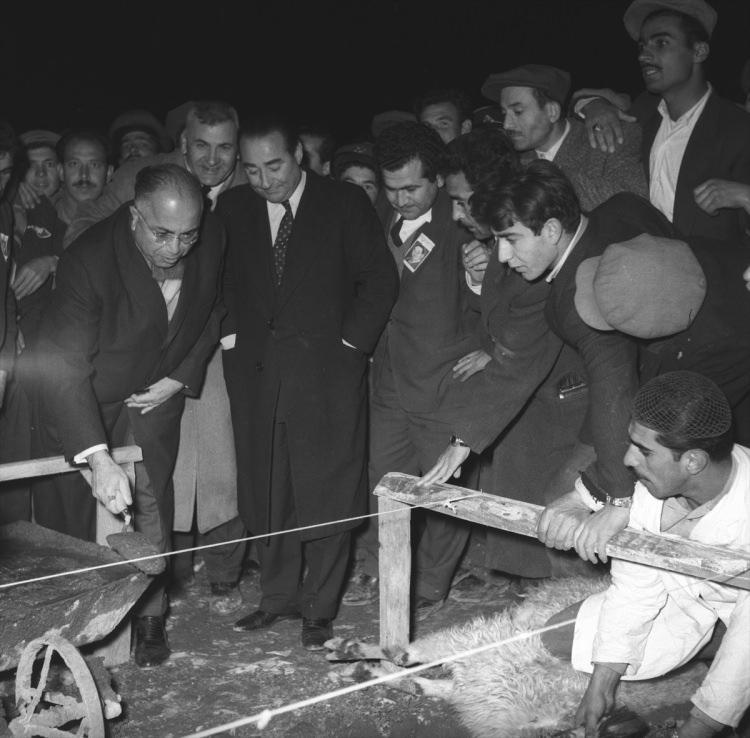 <p>Türkiye demokrasisi, 17 Eylül 1961'de tarihinin en kara günlerinden birini yaşadı. 1950 seçimlerinde yüzde 52,7 oyla iktidara gelen ve 10 yıl süreyle başbakanlık yapan Adnan Menderes idam edildi. Başbakan Adnan Menderes (sol 2), ile Gümrük ve İnsan Hakları vekili Emin Kalafat (solda), bir temel atma töreninde. </p>
<p> </p>