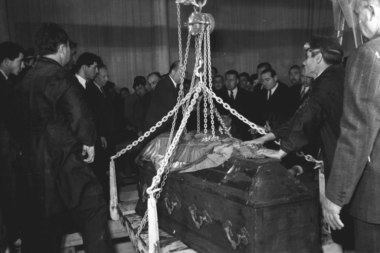 <p>Türkiye demokrasisi, 17 Eylül 1961'de tarihinin en kara günlerinden birini yaşadı. 1950 seçimlerinde yüzde 52,7 oyla iktidara gelen ve 10 yıl süreyle başbakanlık yapan Adnan Menderes idam edildi. 4 Aralık 1953'de, Atatürk'ün naaşı Anıtkabir'e götürülmek üzere Etnografya Müzesi'ndeki geçici kabrinden çıkarıldı.İşlem sırasında Başbakan Adnan Menderes (sağ 3) hazır bulundu. </p>
<p> </p>