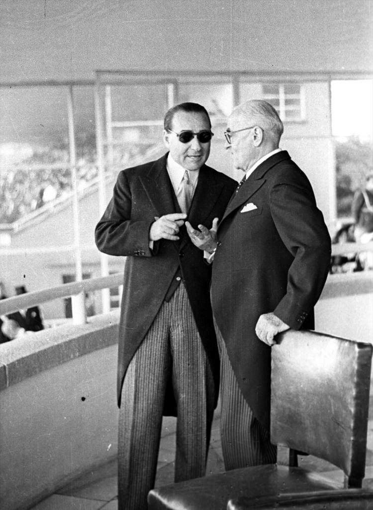 <p>Türkiye demokrasisi, 17 Eylül 1961'de tarihinin en kara günlerinden birini yaşadı. 1950 seçimlerinde yüzde 52,7 oyla iktidara gelen ve 10 yıl süreyle başbakanlık yapan Adnan Menderes idam edildi. 11 Haziran 1950'de Hipodromda Gazi Koşusunu izlemeye gelen Cumhurbaşkanı Celal Bayar (sağda) ve Başbakan Adnan Menderes (solda) bir süre sohbet etti. </p>
<p> </p>