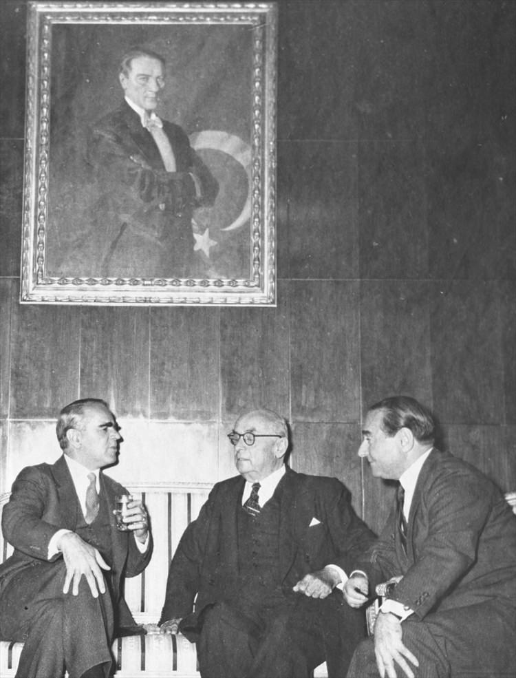 <p>Türkiye demokrasisi, 17 Eylül 1961'de tarihinin en kara günlerinden birini yaşadı. 1950 seçimlerinde yüzde 52,7 oyla iktidara gelen ve 10 yıl süreyle başbakanlık yapan Adnan Menderes idam edildi. 9 Mayıs 1959'da Yunanistan Başbakanı Konstantin Karamanlis (solda) Türkiye'yi ziyareti kapsamında Başbakan Adnan Menderes (sağda) ile görüştü. </p>
<p> </p>