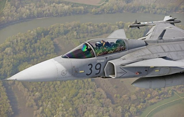 <p>MACARİSTAN - 12 SAVAŞ UÇAĞI</p>

<p>12 X Gripen C</p>
