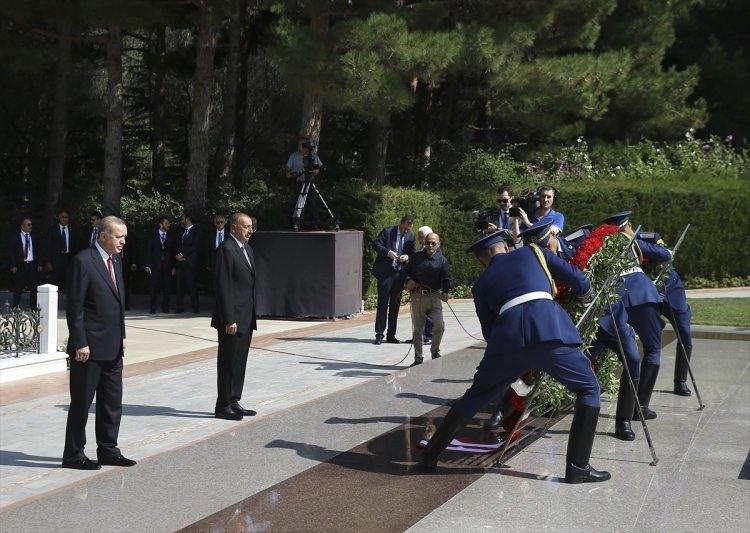 <p>Cumhurbaşkanı Recep Tayyip Erdoğan Azerbaycan'ın merhum Cumhurbaşkanı Haydar Aliyev'in kabrini ziyaret ederek anıt mezara çelenk bıraktı.</p>